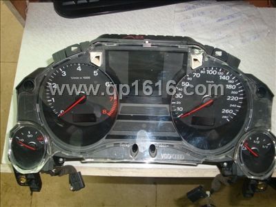 奥迪A8L仪表总成